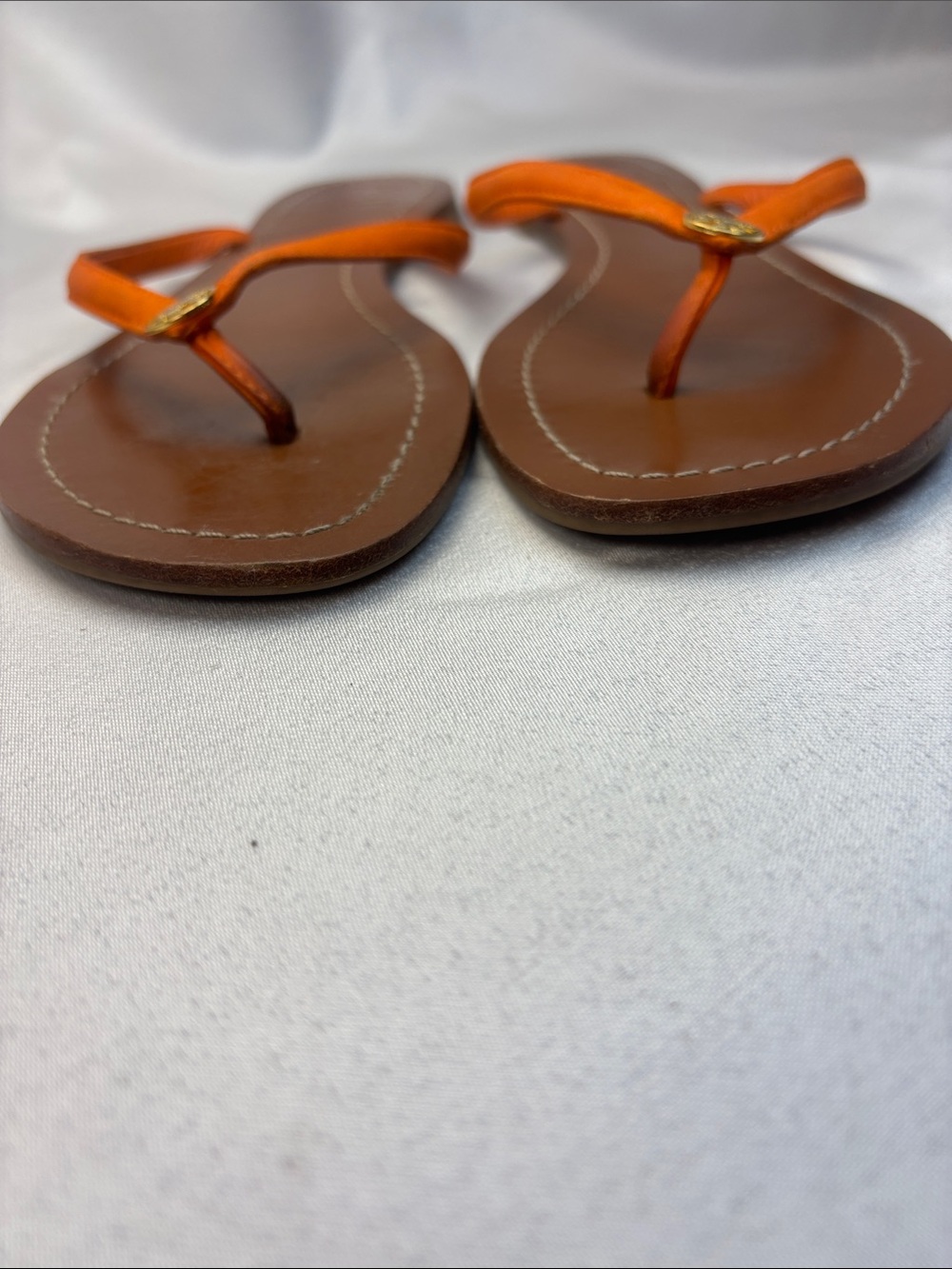 Tory Burch Orange Leather Thong Sandals with Gold Logo - Picture 3 of 7
